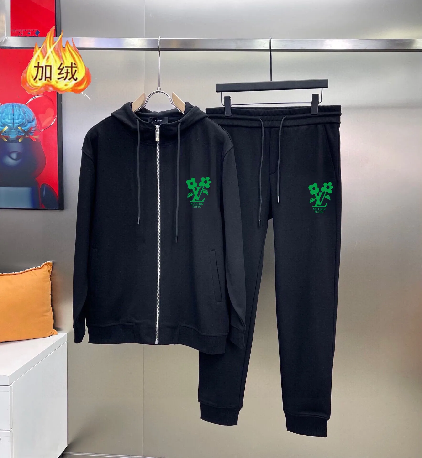🅿️460 direct batch brand [LV Louis Vuitton] (velvet and thickened) 2025 autumn and winter new products, celebrities' favorite fashionable casual suits, clean and neat tailoring, full of urban style. Made of high-quality custom fabrics, the inner warmth is excellent, the hand feels soft and dry, and the upper body effect is crisp and stylish. The three-dimensional cutting process and the pattern are all of high standards, and the silhouette version has the right benefits! It is not tight at all, and you feel good when you wear it. So many top-quality raw materials create high-end products with unparalleled value. It is the first choice for high-end fashion people. (Size: M-4XL can wear up to 200 pounds)